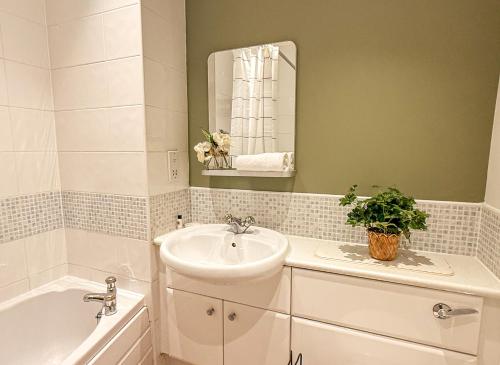 Tutu Suite I Stylish Central 2BR I Sleeps 4 I Near Cardiff City Centre I Principality Stadium I Cardiff Castle I Wales Millennium Centre I WiFi I Parking and Easy Access to Barry Island photo 11