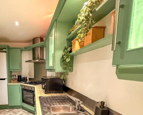 Tutu Suite I Stylish Central 2BR I Sleeps 4 I Near Cardiff City Centre I Principality Stadium I Cardiff Castle I Wales Millennium Centre I WiFi I Parking and Easy Access to Barry Island photo 13
