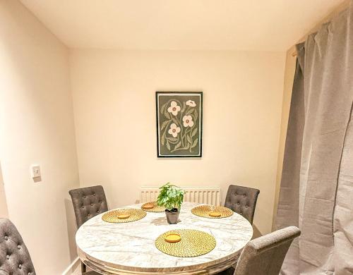 Tutu Suite I Stylish Central 2BR I Sleeps 4 I Near Cardiff City Centre I Principality Stadium I Cardiff Castle I Wales Millennium Centre I WiFi I Parking and Easy Access to Barry Island photo 19