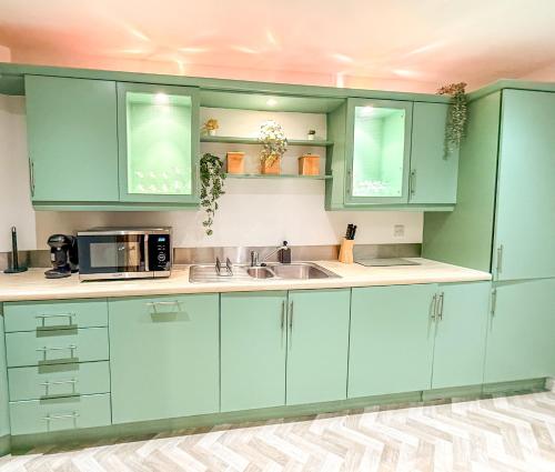 Tutu Suite I Stylish Central 2BR I Sleeps 4 I Near Cardiff City Centre I Principality Stadium I Cardiff Castle I Wales Millennium Centre I WiFi I Parking and Easy Access to Barry Island photo 5