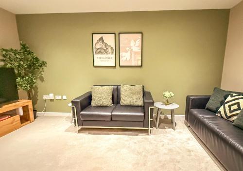 Tutu Suite I Stylish Central 2BR I Sleeps 4 I Near Cardiff City Centre I Principality Stadium I Cardiff Castle I Wales Millennium Centre I WiFi I Parking and Easy Access to Barry Island photo 18