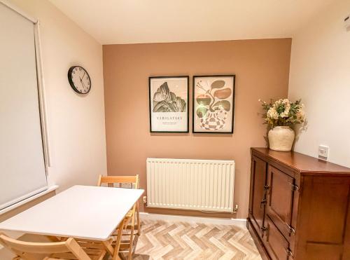 Tutu Suite I Stylish Central 2BR I Sleeps 4 I Near Cardiff City Centre I Principality Stadium I Cardiff Castle I Wales Millennium Centre I WiFi I Parking and Easy Access to Barry Island photo 12