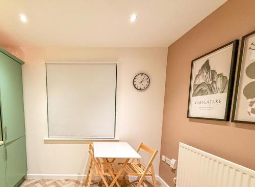 Tutu Suite I Stylish Central 2BR I Sleeps 4 I Near Cardiff City Centre I Principality Stadium I Cardiff Castle I Wales Millennium Centre I WiFi I Parking and Easy Access to Barry Island photo 14