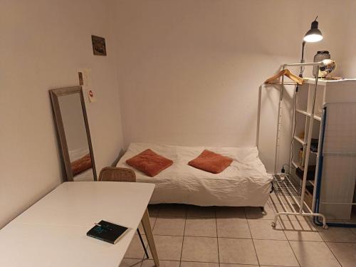 a small room with a bed and a table at Bright T2 Workspace & WiFi Fiber, 5 min to Sophia Antipolis, 10 to Antibes in Mougins