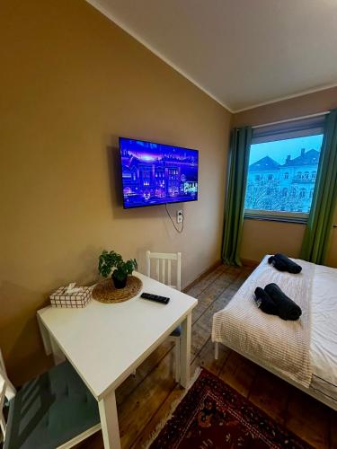 Camera con tavolo, letto e TV di Stilvolles Landhausstil Apartment - Zentral a Brema