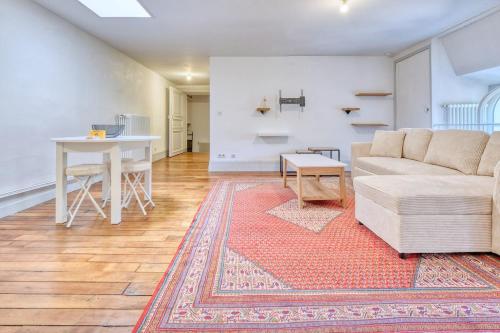 Posezení v ubytování Le logis du château - parc, rivière, nature et élégance aux portes de Périgueux