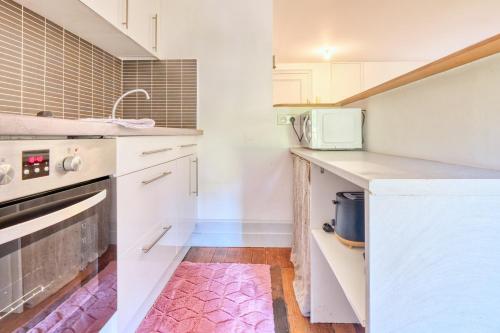 Kuchyň nebo kuchyňský kout v ubytování Le logis du château - parc, rivière, nature et élégance aux portes de Périgueux