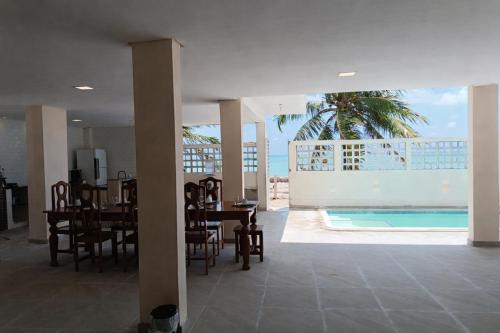 Swimmingpoolen hos eller tæt på Casa Beira Mar 4 quartos com Piscina Privativa Perto de Maragogi