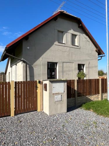 una casa con un frigorifero di fronte a una recinzione di Chalupa na vesnici - Blansko a Chrudim