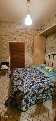 En eller flere senge i et værelse på House rented 10 meters from the sea