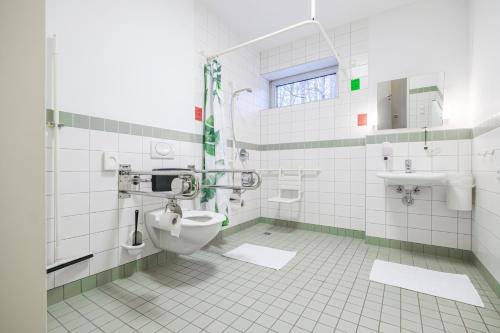 een badkamer met toilet en wastafel bij Wilhelm Kliewer Haus in Mönchengladbach