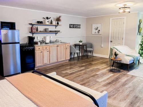 een keuken en een woonkamer met een koelkast en een tafel bij Modern Cozy Studio in East Windsor