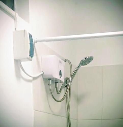 a shower in a bathroom with a shower head at Casa Vernaza - Zona residencial - Aeropuerto 5 min in Chiclayo