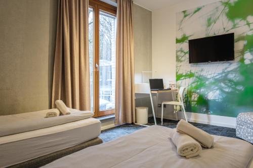 een hotelkamer met twee bedden en een raam bij Wilhelm Kliewer Haus in Mönchengladbach
