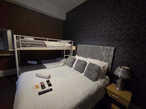 ein Hotelzimmer mit einem Bett und einem Etagenbett in der Unterkunft The Rockley Hotel in Blackpool