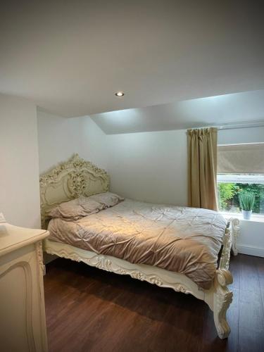 un letto in una stanza con finestra e paravento di Birdellas the eleganant one a Castle Donington