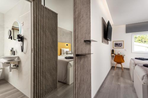 a bathroom with a door leading to a bedroom at Porta 30 in Oeiras