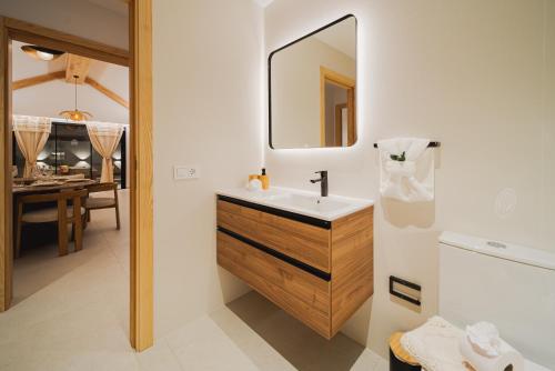 een badkamer met een wastafel en een spiegel bij Villa Moon in Tías