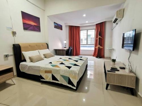 Giường trong phòng chung tại KK City Centre Api Api Apartment