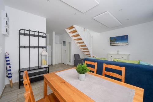 TV a/nebo společenská místnost v ubytování Domki Marina nad morzem