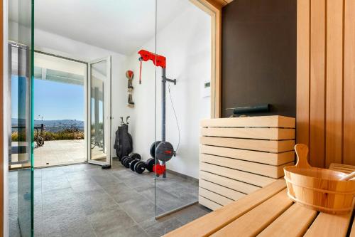 een badkamer met een glazen douchewand en een spiegel bij Villa With Views Over Ombrone Valley in Campagnatico