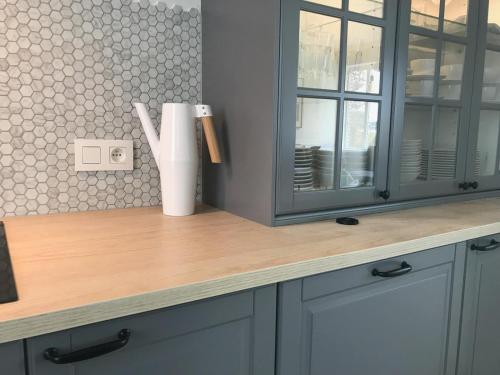 een aanrecht met een vaas erop bij vakantiewoning Het Boomkwekerijhuis in Zonnebeke