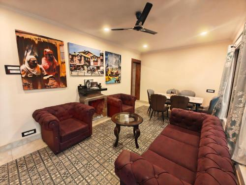 een woonkamer met een bank en een tafel bij Haven Retreat in Srinagar