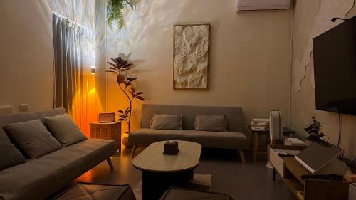 un soggiorno con un divano e un tavolo di 木子寓所 Moozhouse a Magong