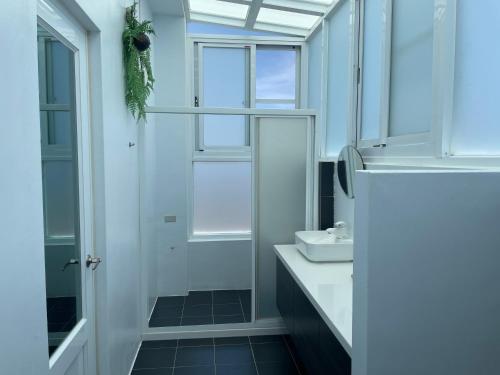 un bagno con lavandino e specchio di 木子寓所 Moozhouse a Magong