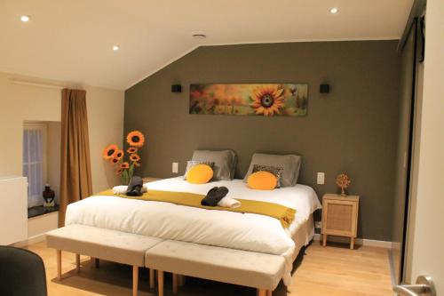 una camera da letto con un letto con due orsacchiotti sopra di Le Relais de Lou maison d'hôtes 