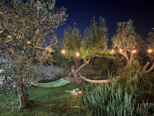 een hangmat in een tuin 's nachts bij Casa Stancarlino in Tricase