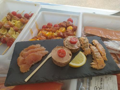 een lunchbox gevuld met verschillende soorten eten bij Le Grenier du Moulin in Darbonnay