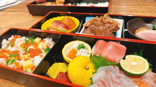 twee schalen gevuld met verschillende soorten voedsel op een tafel bij SENJA Dewata in Mitoyo