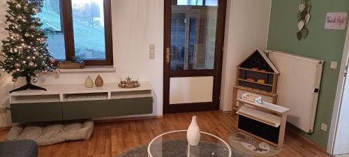 a living room with a christmas tree and a table at Ferienwohnung Urlaubszeit in Illingen