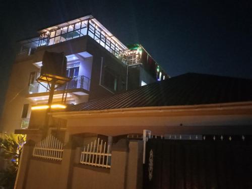 een huis met 's nachts lichten erop bij Icon Hotel in Kampala