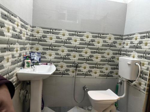 un bagno con lavandino e WC di Sparkline Girls Hostel a Lucknow