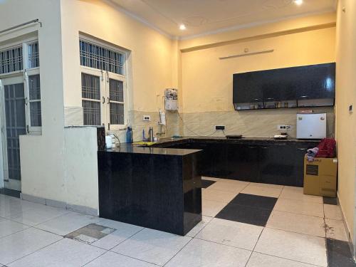 una grande cucina con un grande bancone in una stanza di Sparkline Girls Hostel a Lucknow