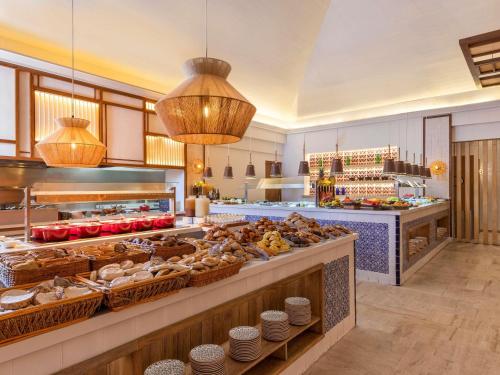 een bakkerij met veel verschillende soorten brood bij Fairmont Mayakoba in Playa del Carmen