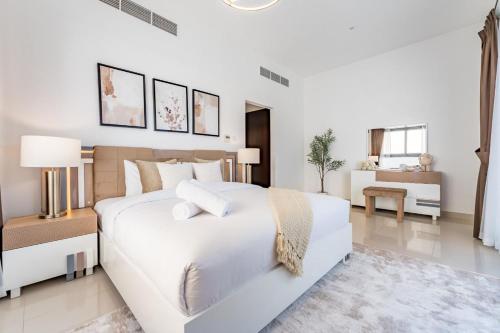 Giường trong phòng chung tại Al Dana Paradise Luxury Villas Palm Fujairah Sea View