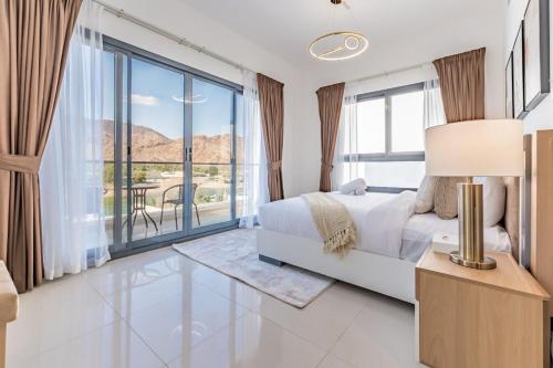 Giường trong phòng chung tại Al Dana Paradise Luxury Villas Palm Fujairah Sea View