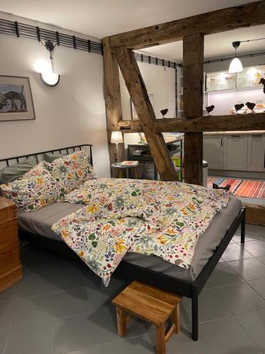 a bedroom with a bed with a floral bedspread at Winnica Bursztynowa in Możdżanowo