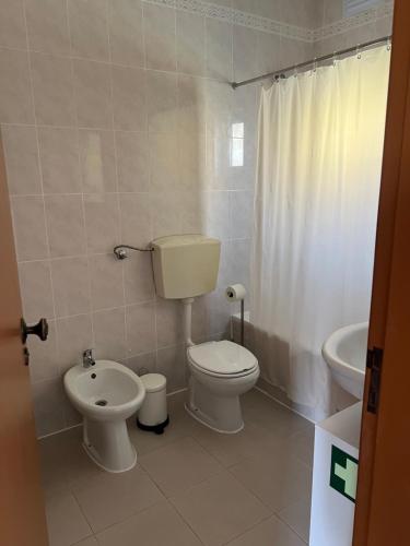 een badkamer met toilet en wastafel bij Cosy Vau in Vau