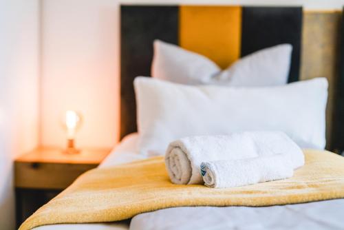 En eller flere senge i et værelse på YAYstay - "Lux" I 65m2 I Bahnhof I Balkon I TV I Kaffee I Waschmaschine I Trockner