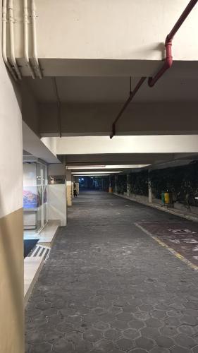 een lege hal van een gebouw met een hal bij Studentpark Apartmen By Yellow House in Seturan