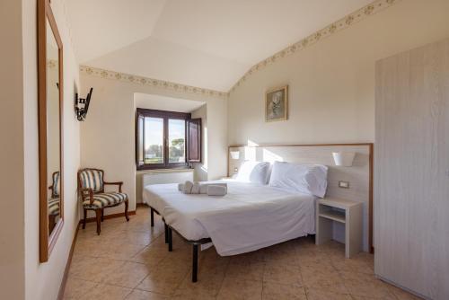 een slaapkamer met een groot wit bed en een stoel bij Villa La Stella in Florence