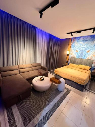 una sala de estar con un sofá y una cama en Cyclone Studio Apartments, en Abu Dabi