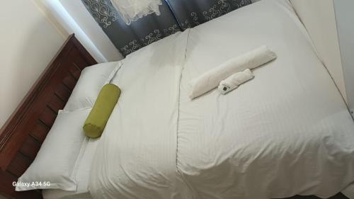 En eller flere senge i et værelse på Homely Haven Apartment- Machakos