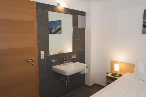 een badkamer met een wastafel en een spiegel bij Möslehof in Kauns