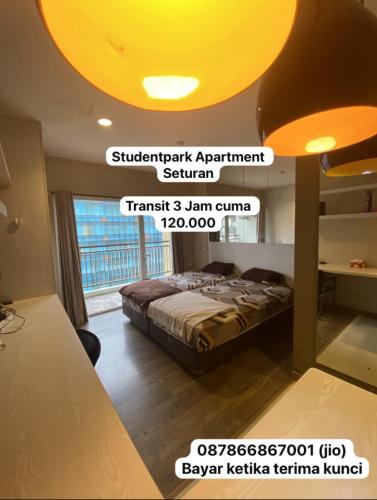 een slaapkamer met een bed en een geel plafond bij Studentpark Apartmen By Yellow House in Seturan