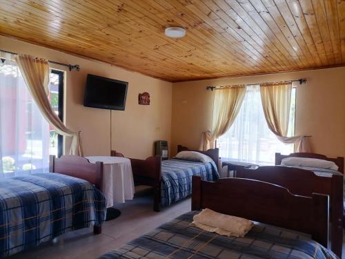 En eller flere senge i et værelse på Hotel Colonial Maule Villa Alegre